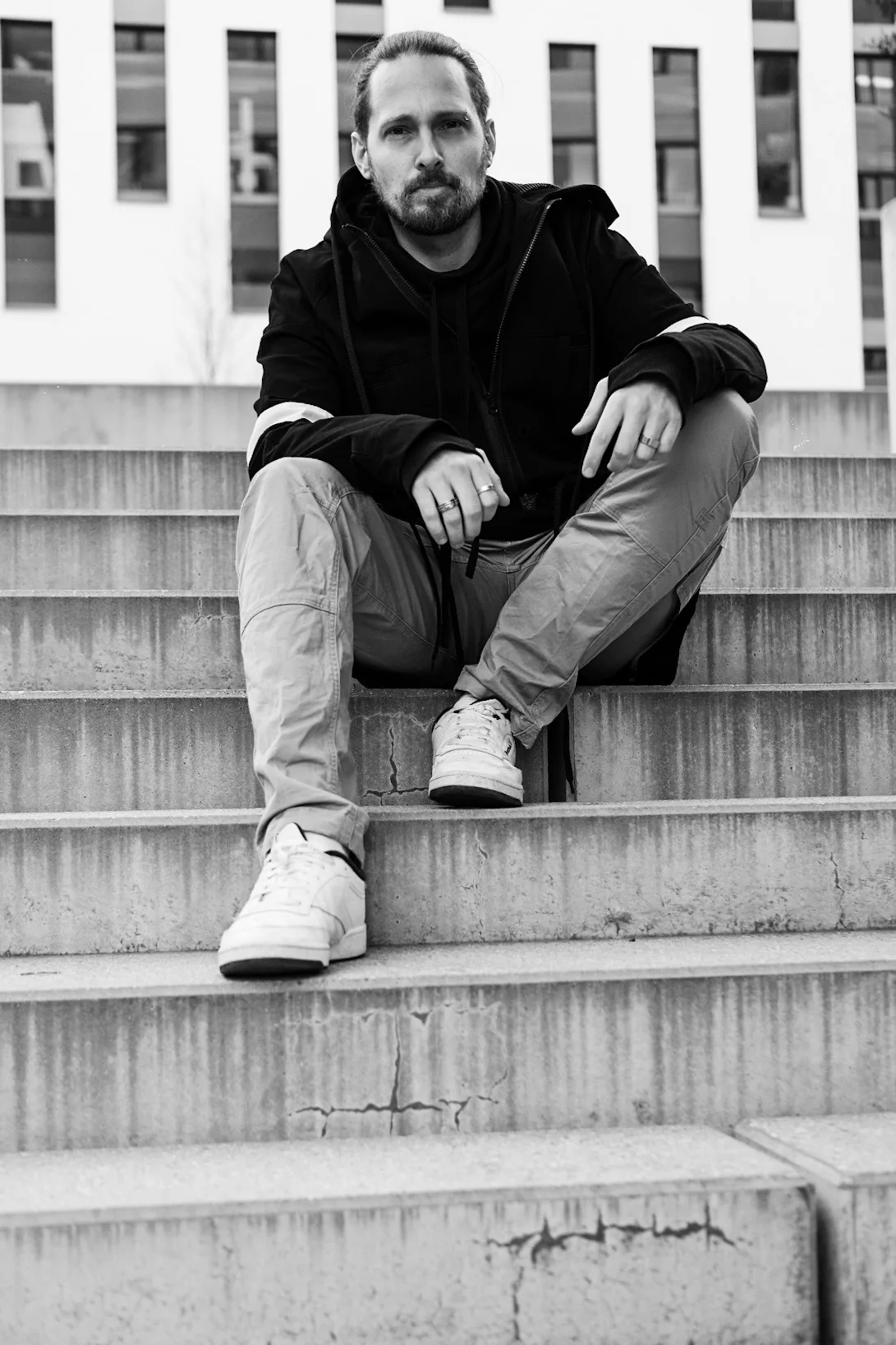 Markus sitzt auf einer Betontreppe